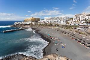 una vista aérea de una playa con personas y edificios en Dream On The Beach, en Callao Salvaje