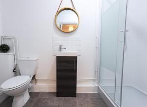 y baño con aseo y espejo. en Trendy 2Bed flat Bethnal Green, en Londres