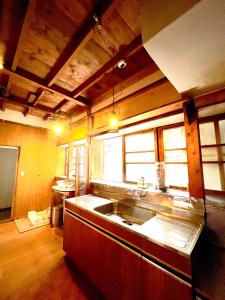 a kitchen with a sink and a counter top at 三丁庵ゲストハウス 紫陽花祭り会場まですぐ 観光地ペリーロードまですぐの最高なロケーション 下田を遊び尽くせるゲストハウス 無料駐車場もありますJapanese old style guest house that close to Perry road We have long stay plan in Harada