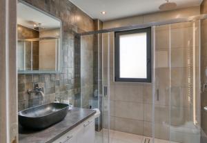A bathroom at Serenity Suites Sea View Houses