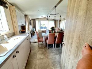 Billede fra billedgalleriet på Daisy Hot Tub Lodge i South Cerney