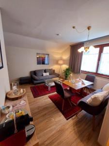 - un salon avec un canapé et une table dans l'établissement Koenigsapartments, à Bad Kleinkirchheim