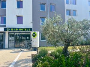 Hjólreiðar á eða í nágrenni B&B HOTEL Lyon Aéroport Saint-Quentin-Fallavier