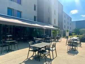 Veitingastaður eða matsölustaður á B&B HOTEL Lyon Aéroport Saint-Quentin-Fallavier