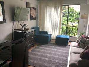 a living room with a couch and a flat screen tv at Apartment Riberas in Cali