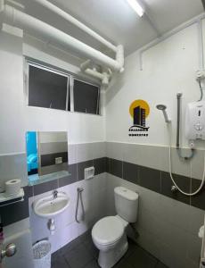 een badkamer met een toilet en een wastafel bij Salsabila Homestay Kuala Terengganu & Pantai & Drawbridge & HSNZ in Kuala Terengganu