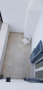 una stanza vuota con un canestro da basket in un edificio di Gárgara Bed and Breakfast a Vico del Gargano