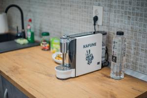 eine Kaffeemaschine auf der Theke in einer Küche in der Unterkunft GAVAS APARTMENTS VIVA City in Cluj-Napoca