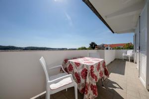 Balkón nebo terasa v ubytování Apartments in Supetarska Draga with sea view, terrace, air conditioning, WiFi 4551-1 and 4551-2