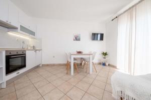 Kuchyň nebo kuchyňský kout v ubytování Apartments in Supetarska Draga with sea view, terrace, air conditioning, WiFi 4551-1 and 4551-2