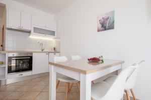 Kuchyň nebo kuchyňský kout v ubytování Apartments in Supetarska Draga with sea view, terrace, air conditioning, WiFi 4551-1 and 4551-2