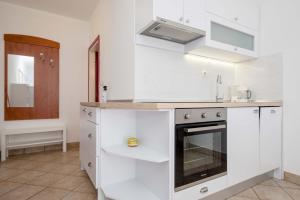 Kuchyň nebo kuchyňský kout v ubytování Apartments in Supetarska Draga with sea view, terrace, air conditioning, WiFi 4551-1 and 4551-2