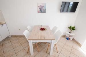 Fotografie z fotogalerie ubytování Apartments in Supetarska Draga with sea view, terrace, air conditioning, WiFi 4551-1 and 4551-2 v destinaci Supetarska Draga
