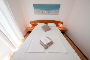 Postel nebo postele na pokoji v ubytování Apartments in Supetarska Draga with sea view, terrace, air conditioning, WiFi 4551-1 and 4551-2