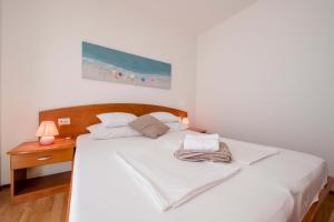 Postel nebo postele na pokoji v ubytování Apartments in Supetarska Draga with sea view, terrace, air conditioning, WiFi 4551-1 and 4551-2