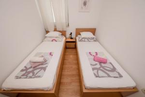Postel nebo postele na pokoji v ubytování Apartments in Supetarska Draga with sea view, terrace, air conditioning, WiFi 4551-1 and 4551-2