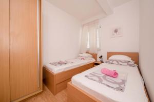 Postel nebo postele na pokoji v ubytování Apartments in Supetarska Draga with sea view, terrace, air conditioning, WiFi 4551-1 and 4551-2