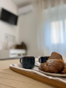 新薩爾沃的住宿－B&B Stella Dei Venti，桌上放有面包的盘子