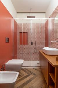 een badkamer met een douche, een toilet en een wastafel bij FUTURA SMART Flat Sorrento in Sorrento