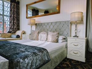 Postel nebo postele na pokoji v ubytování Brookside Hotel & Restaurant ,Suitable for Solo Travelers, Couples, Families, Groups Education trips & Contractors welcome