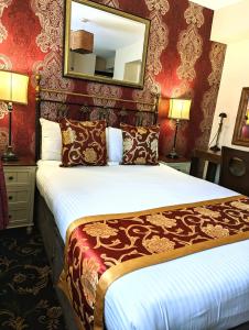 Postel nebo postele na pokoji v ubytování Brookside Hotel & Restaurant ,Suitable for Solo Travelers, Couples, Families, Groups Education trips & Contractors welcome