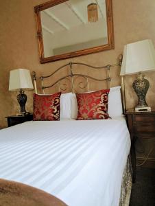 Postel nebo postele na pokoji v ubytování Brookside Hotel & Restaurant ,Suitable for Solo Travelers, Couples, Families, Groups Education trips & Contractors welcome