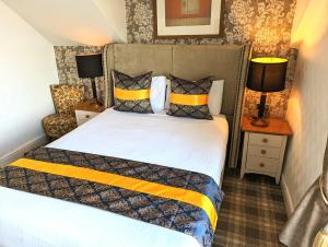 Postel nebo postele na pokoji v ubytování Brookside Hotel & Restaurant ,Suitable for Solo Travelers, Couples, Families, Groups Education trips & Contractors welcome