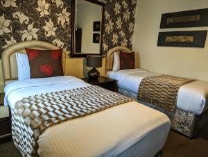 Postel nebo postele na pokoji v ubytování Brookside Hotel & Restaurant ,Suitable for Solo Travelers, Couples, Families, Groups Education trips & Contractors welcome