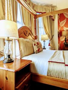 Postel nebo postele na pokoji v ubytování Brookside Hotel & Restaurant ,Suitable for Solo Travelers, Couples, Families, Groups Education trips & Contractors welcome
