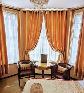 Posezení v ubytování Brookside Hotel & Restaurant ,Suitable for Solo Travelers, Couples, Families, Groups Education trips & Contractors welcome