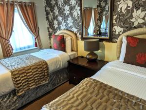Postel nebo postele na pokoji v ubytování Brookside Hotel & Restaurant ,Suitable for Solo Travelers, Couples, Families, Groups Education trips & Contractors welcome