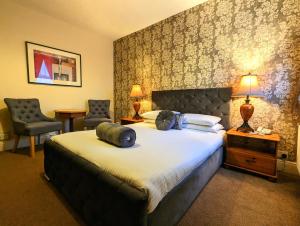 Postel nebo postele na pokoji v ubytování Brookside Hotel & Restaurant ,Suitable for Solo Travelers, Couples, Families, Groups Education trips & Contractors welcome