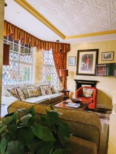 Posezení v ubytování Brookside Hotel & Restaurant ,Suitable for Solo Travelers, Couples, Families, Groups Education trips & Contractors welcome