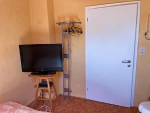 TV a/nebo společenská místnost v ubytování Ferienwohnung im Alten Pfarrhaus