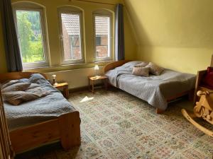 Postel nebo postele na pokoji v ubytování Ferienwohnung im Alten Pfarrhaus