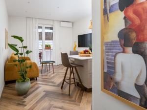 een woonkamer met een bureau en een schilderij aan de muur bij FUTURA SMART Flat Sorrento in Sorrento