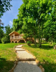 Κήπος έξω από το La Cabane du Domaine des Ecus d'Or
