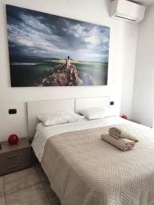 - une chambre dotée d'un lit avec une photo sur le mur dans l'établissement Easy Stay Verona Rooms, à Vérone