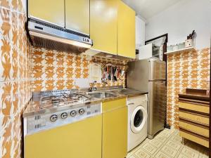 eine Küche mit einer Spüle und einer Waschmaschine in der Unterkunft Flora Apartment - 100 metri dal Lago di Garda - Piscina in Sirmione