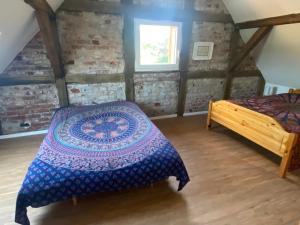 ein Schlafzimmer im Dachgeschoss mit einem Bett und einem Fenster in der Unterkunft Schönes Wohnen im Wendland in Dannenberg