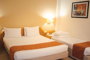 パデルノ・ドゥニャーノにあるベスト ウェスタン ミラージュ ホテル フィエラのホテルルーム内のベッド2台が備わる部屋