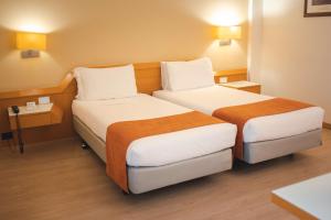 Zimmer mit 2 Betten in einem Hotelzimmer in der Unterkunft Best Western Mirage Hotel Fiera in Paderno Dugnano
