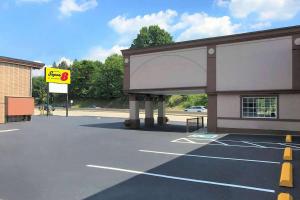 um parque de estacionamento em frente a uma bomba de gasolina em Super 8 by Wyndham Greensburg em Greensburg