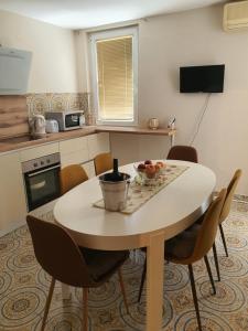 een keuken met een tafel en een fruitschaal bij Batala1-City marina apartment with secured private parking in Dubrovnik