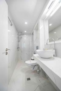 Un baño blanco con lavabo e inodoro. en Електра Апарт Бургас Electra Apart Burgas Elektra Bourgas, en Burgas 71 fotos más