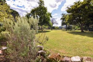 Galeriebild der Unterkunft Casona con gran jardín in Camargo