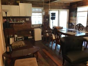 een keuken en eetkamer met een tafel en stoelen bij heather house in Nokesville