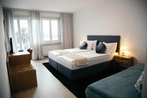 um quarto com uma cama e uma televisão em Al Pozz Boutique Resort em Locarno