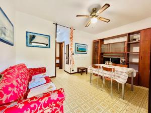 ein Wohnzimmer mit einem Sofa und einem Tisch in der Unterkunft Flora Apartment - 100 metri dal Lago di Garda - Piscina in Sirmione