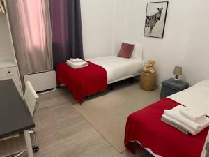 Habitación con 2 camas y manta roja. en Casa do Til, central Funchal en Funchal